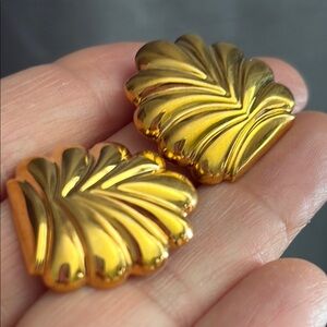 Vintage 90s Avon Gold Seashell Large Stud Earrings 1” Coastal Statement